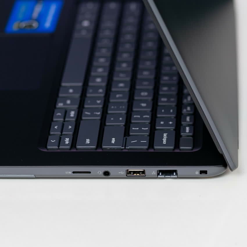 Laptop Dell Vostro 5490 (70197464) (i7 10510U/8GB RAM/512GB SSD/MX250 2GB/14 inch FHD/FP/Win 10/Xám)