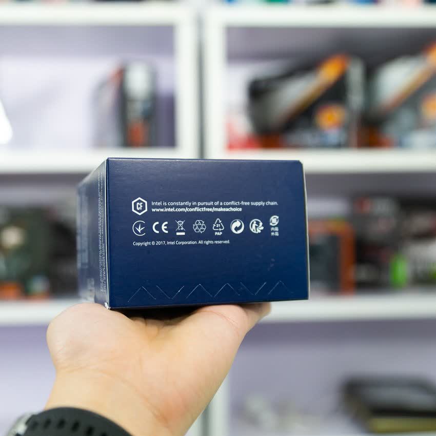 CPU Intel Xeon E-2236 (3.4GHz turbo up to 4.8GHz, 6 nhân, 12 luồng, 12 MB Cache, 80W) - Socket Intel LGA 1151-v2