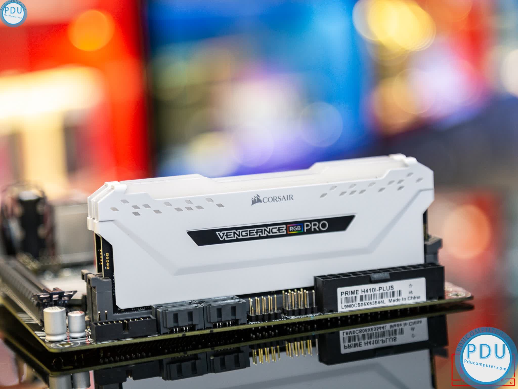 Ram Desktop Corsair Vengeance PRO RGB White (CMW16GX4M2E3200C16W) 16GB (2x8GB) DDR4 3200MHz