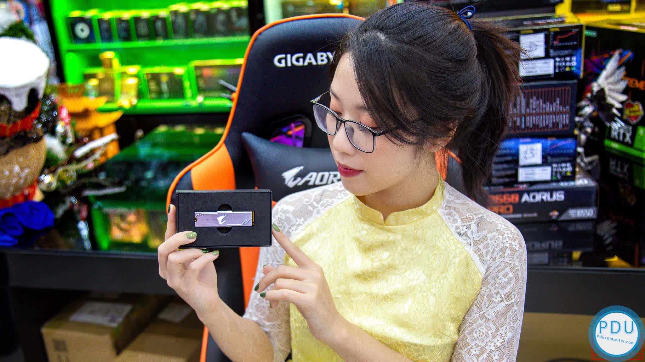 Ổ cứng SSD Gigabyte AORUS RGB 256GB PCIe NVMe Gen 3.0 x 4 (Đọc 3100MB/s, Ghi 1050MB/s) - (GP-ASM2NE2256GTTDR)