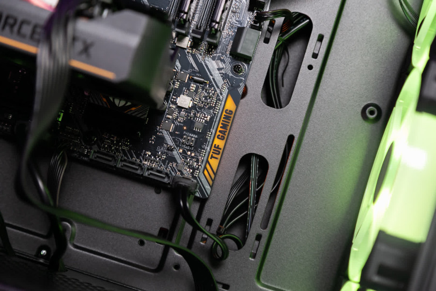 Nội quan PC GAMING SHARK 021 (R5 3600/B450/16GB RAM/240GB SSD/GTX 1660 SUPER/550W/RGB)